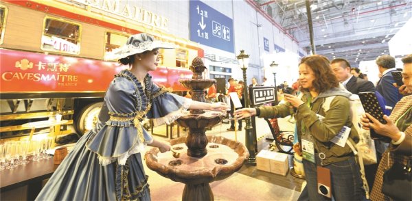 正规炒股配资网 进博会消费品展区人气爆棚 “溢出效应”收获一致肯定